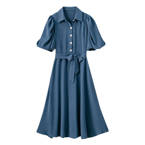 Väljalõigatud nööpide ja klassikalise kraega kleit