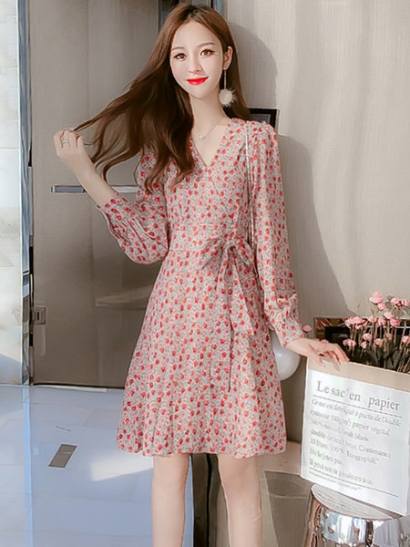 Lilleline naiste vabaaja kleit spitsikaelusega