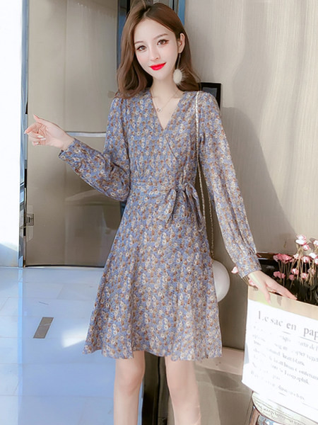 Lilleline naiste vabaaja kleit spitsikaelusega