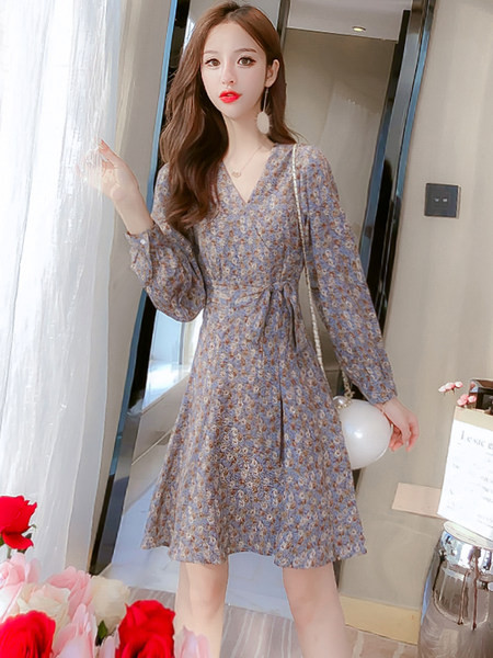 Lilleline naiste vabaaja kleit spitsikaelusega