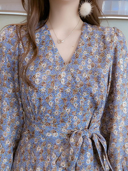 Lilleline naiste vabaaja kleit spitsikaelusega