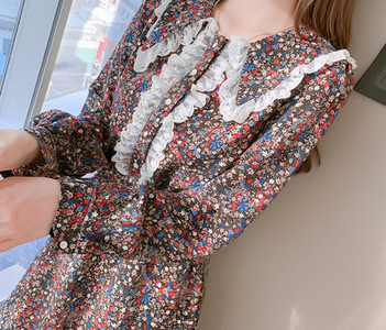 Pitsilise ja lillelise mustriga naiste kleit