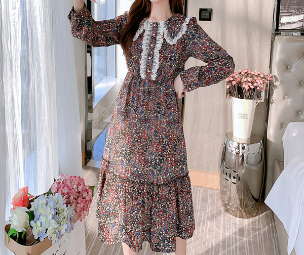 Pitsilise ja lillelise mustriga naiste kleit