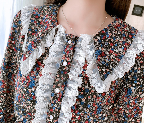 Pitsilise ja lillelise mustriga naiste kleit