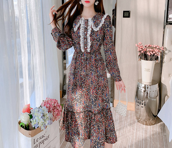 Pitsilise ja lillelise mustriga naiste kleit