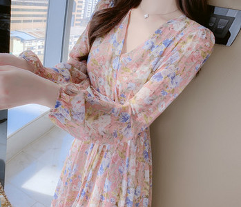 Γυναικείο φόρεμα με φλοράλ μοτίβο και λαιμόκοψη