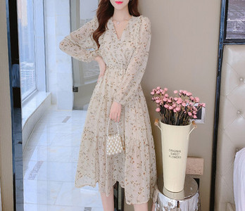 Naiste pikkade varrukate ja lokkidega kleit