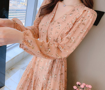 Naiste pikkade varrukate ja lokkidega kleit