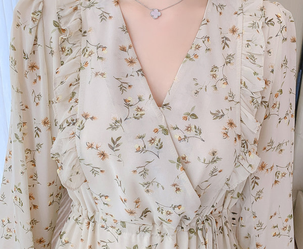 Naiste pikkade varrukate ja lokkidega kleit