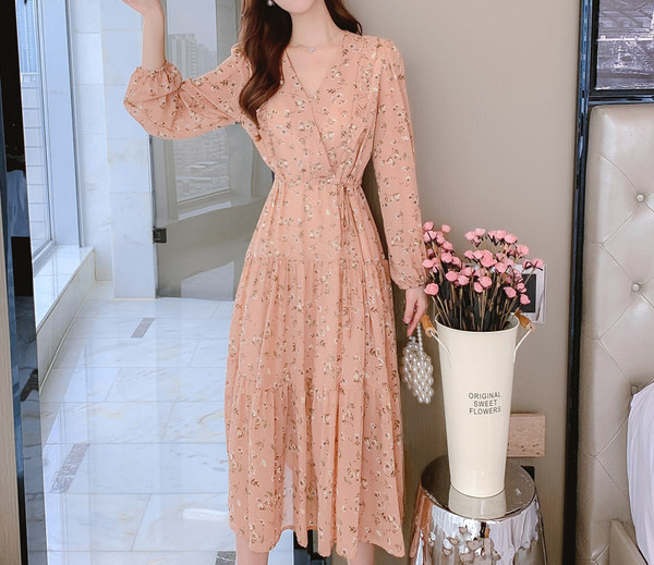 Naiste pikkade varrukate ja lokkidega kleit