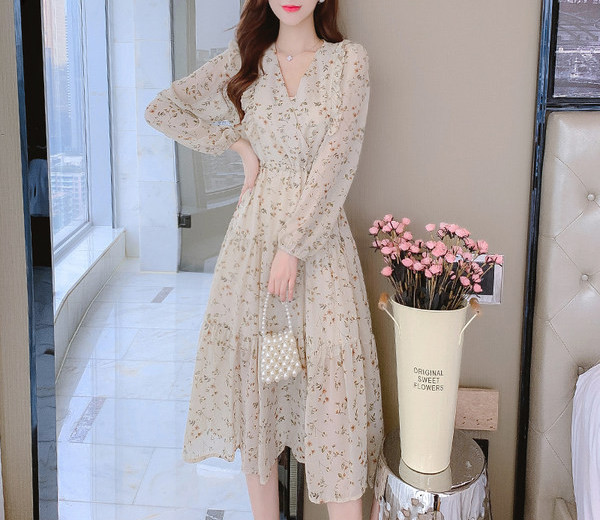 Naiste pikkade varrukate ja lokkidega kleit