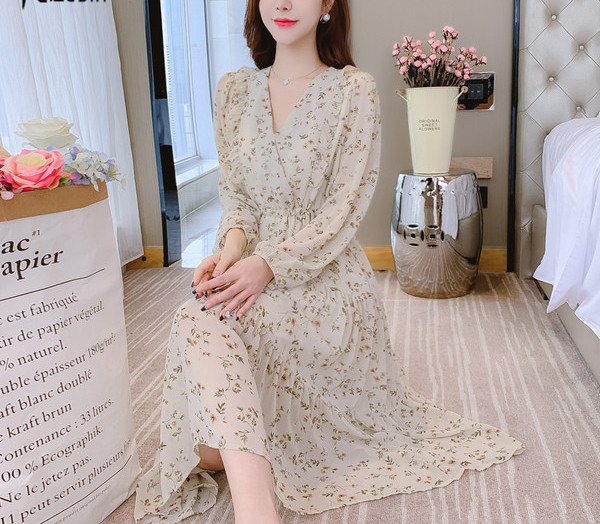 Naiste pikkade varrukate ja lokkidega kleit