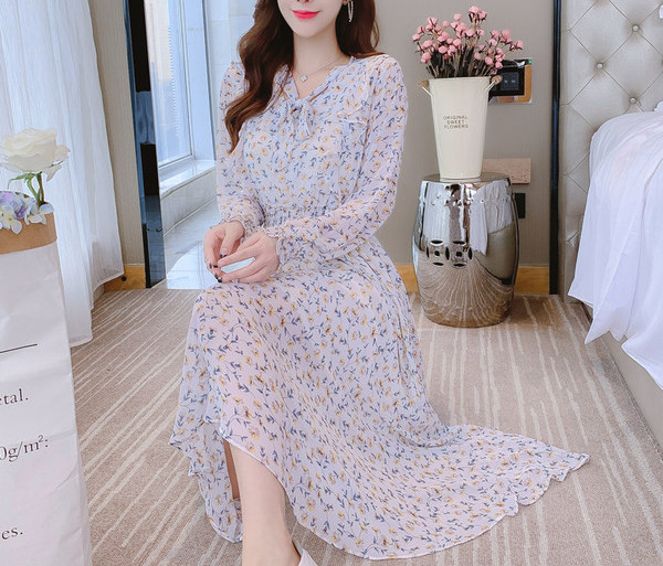 Kevadine pikkade varrukatega naiste kleit