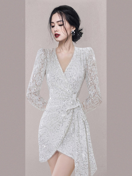 Pitsist naiste asümmeetriline spitsikaelusega kleit