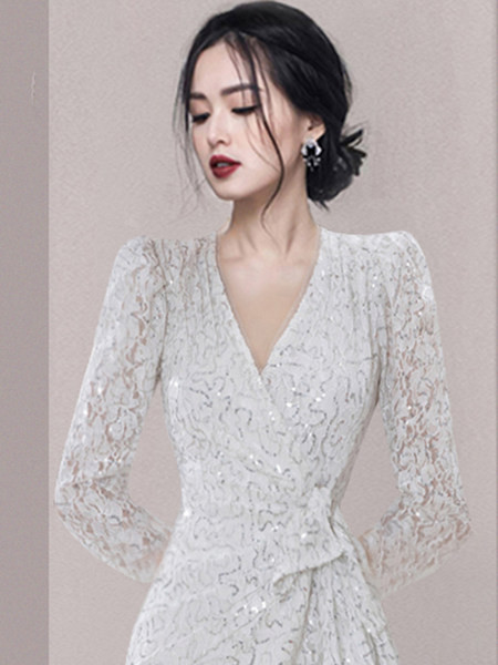 Pitsist naiste asümmeetriline spitsikaelusega kleit