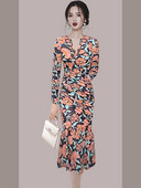 Stiilne lillemustriga liibuv naiste kleit