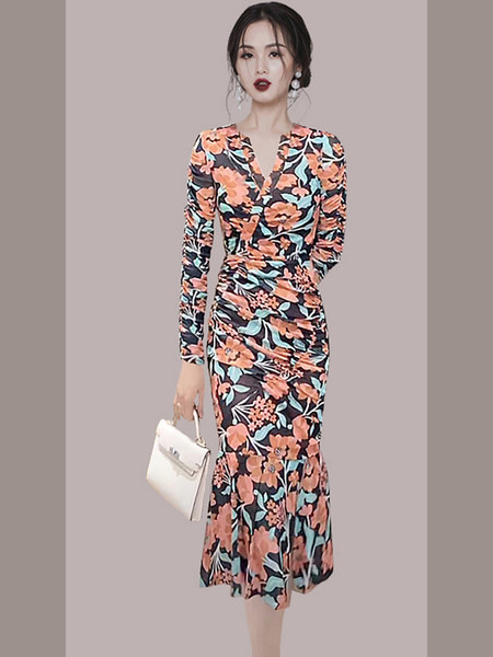 Stiilne lillemustriga liibuv naiste kleit