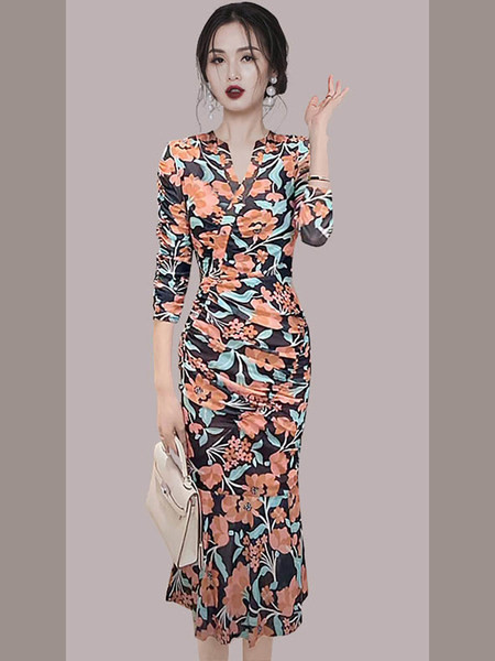 Stiilne lillemustriga liibuv naiste kleit