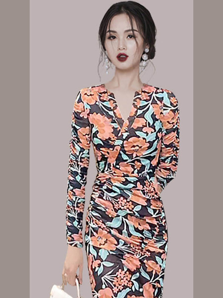 Stiilne lillemustriga liibuv naiste kleit