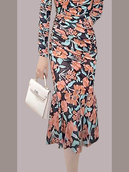 Stiilne lillemustriga liibuv naiste kleit