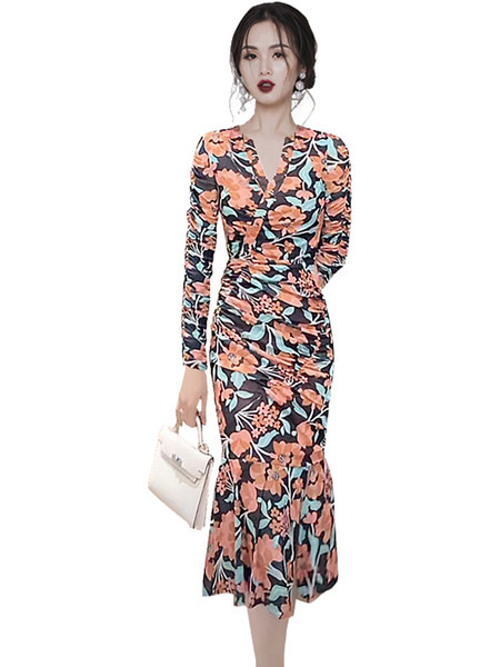 Stiilne lillemustriga liibuv naiste kleit