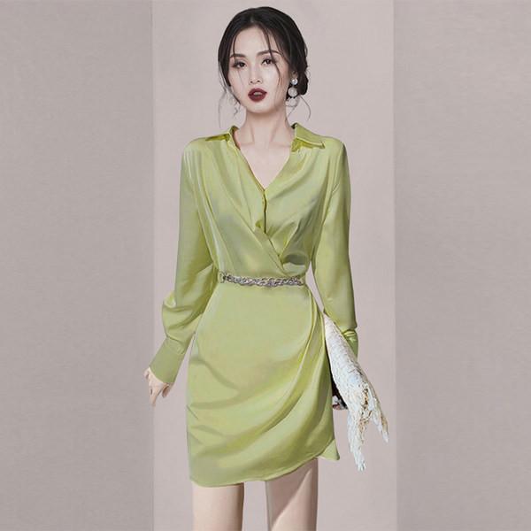 Lühike vabaaja kleit spitsikaelusega ja klassikalise kraega