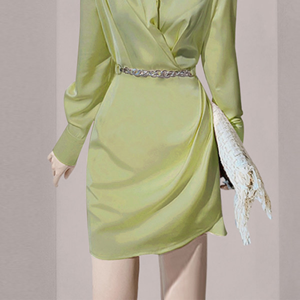 Lühike vabaaja kleit spitsikaelusega ja klassikalise kraega