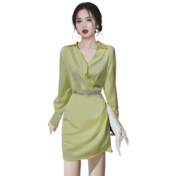 Lühike vabaaja kleit spitsikaelusega ja klassikalise kraega