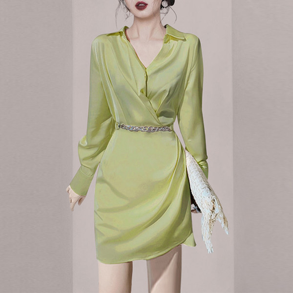 Lühike vabaaja kleit spitsikaelusega ja klassikalise kraega