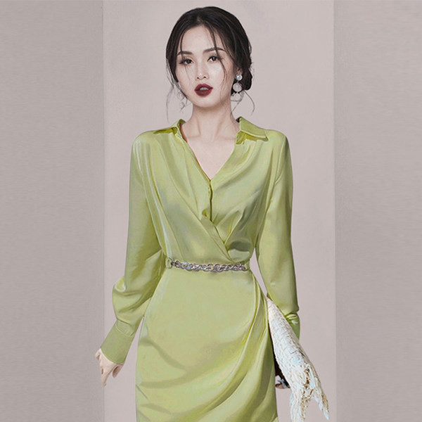 Lühike vabaaja kleit spitsikaelusega ja klassikalise kraega