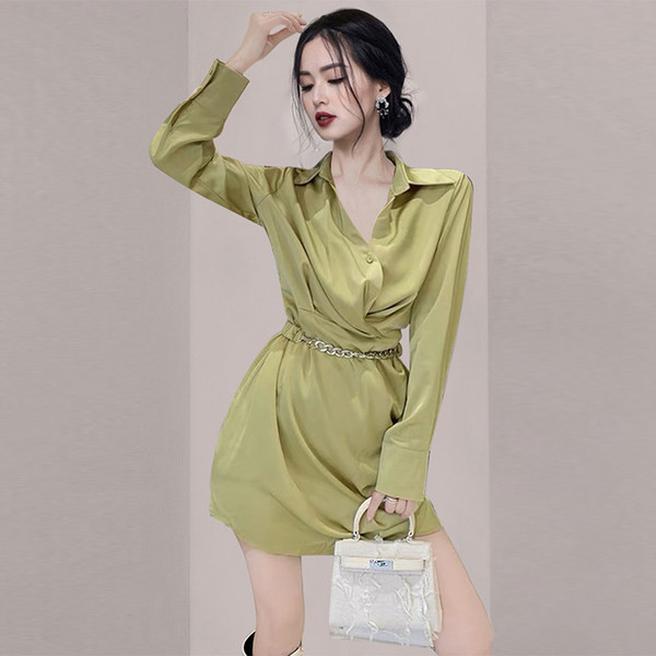 Uue mudeli spitsikaelusega ja pikkade varrukatega naiste kleit