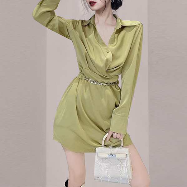 Uue mudeli spitsikaelusega ja pikkade varrukatega naiste kleit