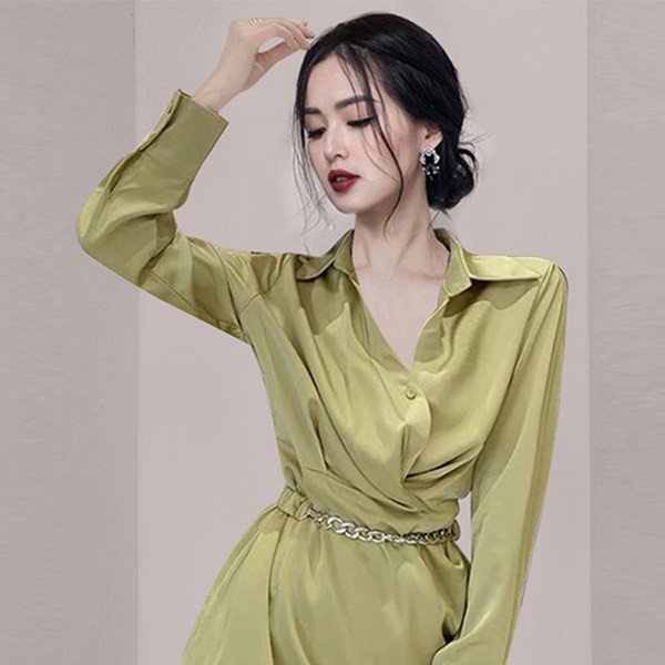 Uue mudeli spitsikaelusega ja pikkade varrukatega naiste kleit