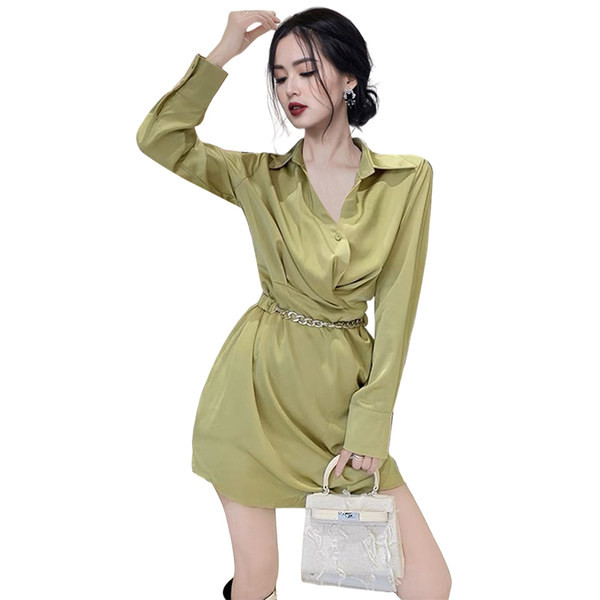 Uue mudeli spitsikaelusega ja pikkade varrukatega naiste kleit