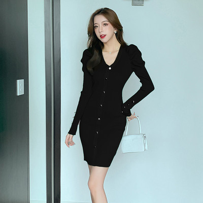 Lühike liibuv nööpidega kleit õhukesest kudumisest