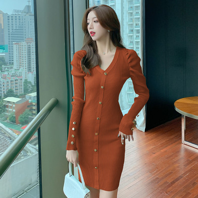 Lühike liibuv nööpidega kleit õhukesest kudumisest