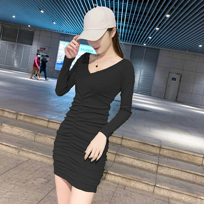 Lühike vabaajakleit spits-kaelusega ja kokkutõmmatud osaga