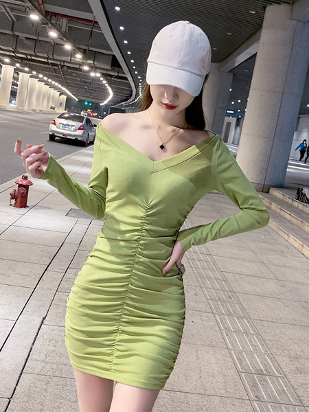 Lühike vabaajakleit spits-kaelusega ja kokkutõmmatud osaga