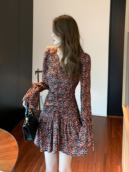 Väljalõigatud mudel naiste kleit spits kaelusega - kaks värvi