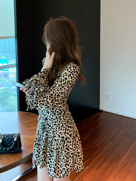 Väljalõigatud mudel naiste kleit spits kaelusega - kaks värvi