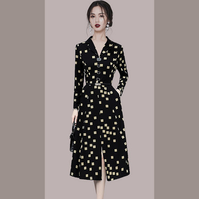 Naiste kleit lõhiku ja nööpidega