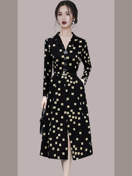 Naiste kleit lõhiku ja nööpidega