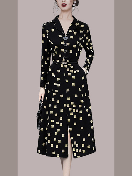 Naiste kleit lõhiku ja nööpidega