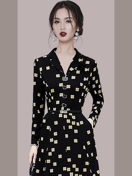 Naiste kleit lõhiku ja nööpidega