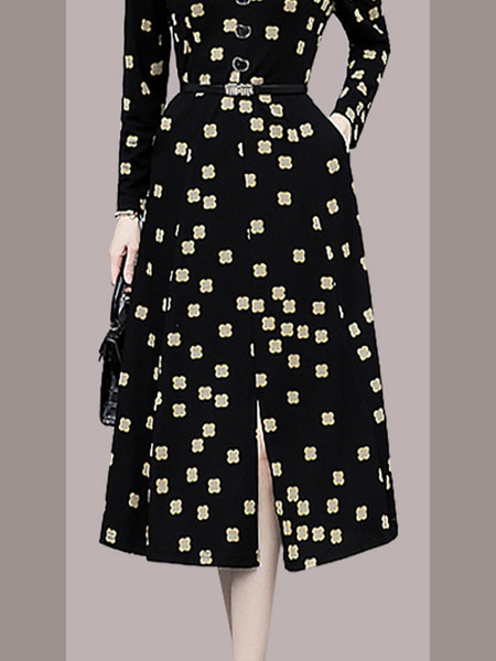 Naiste kleit lõhiku ja nööpidega