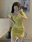 Kandilise kaelusega ja lühikeste varrukatega naiste kleit