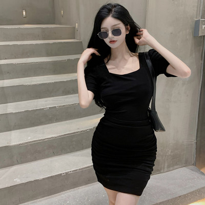 Kandilise kaelusega ja lühikeste varrukatega naiste kleit