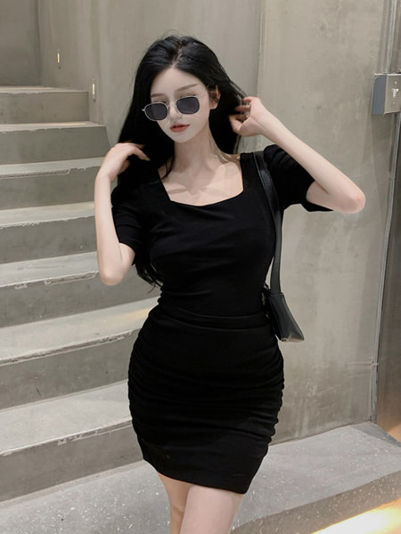 Kandilise kaelusega ja lühikeste varrukatega naiste kleit