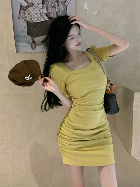 Kandilise kaelusega ja lühikeste varrukatega naiste kleit