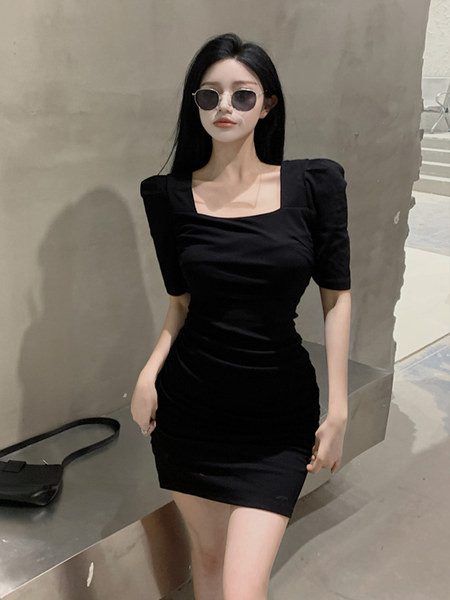 Kandilise kaelusega ja lühikeste varrukatega naiste kleit